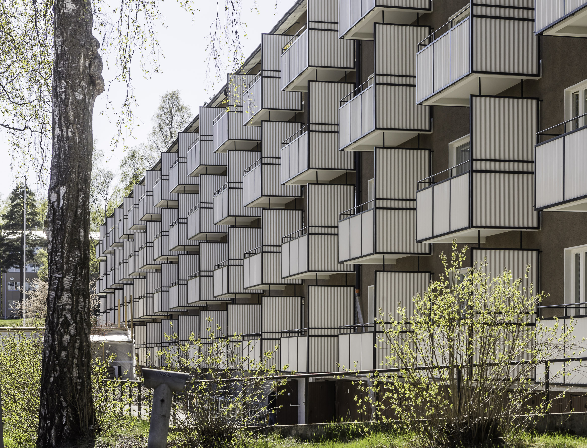 asoy helsinki, julkisivuremonttiin liittyen tehtiin kahden talon teräsrunkoiset pelti/lasikaiteet sekä sisääntulo katokset.